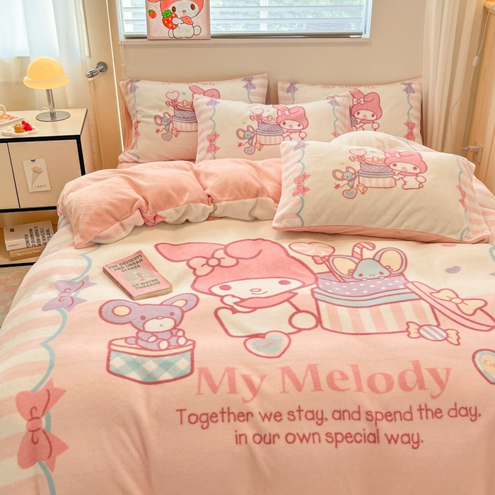 91家纺网 家纺一手货源 找家纺 金爱家 2025新款正版三丽鸥授权大版卡通平网数码印花加厚高克重牛奶绒系列四件套-第二批 绒R礼物美乐蒂