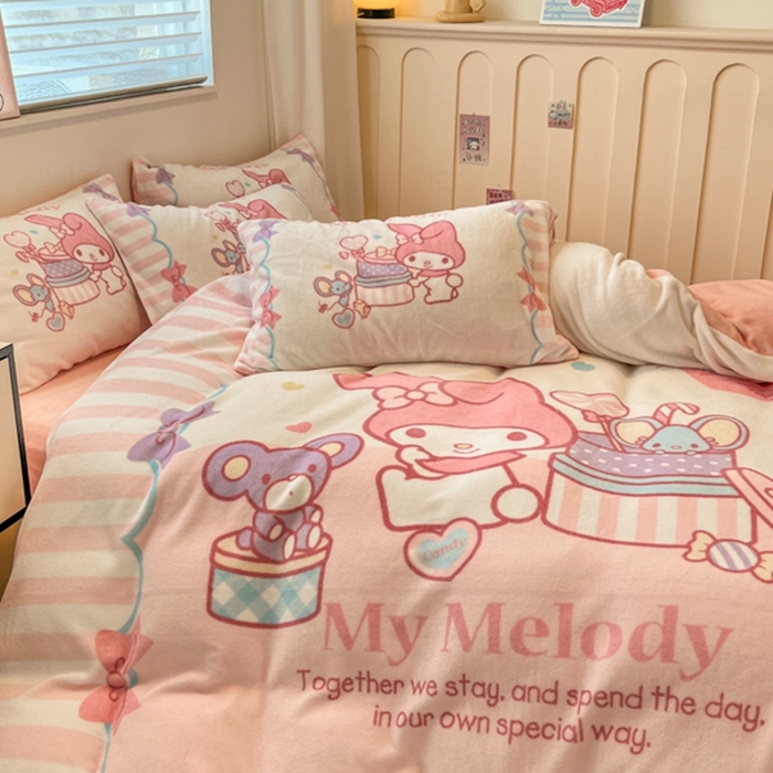 91家纺网 家纺一手货源 找家纺 金爱家 2025新款正版三丽鸥授权大版卡通平网数码印花加厚高克重牛奶绒系列四件套-第二批 绒R礼物美乐蒂