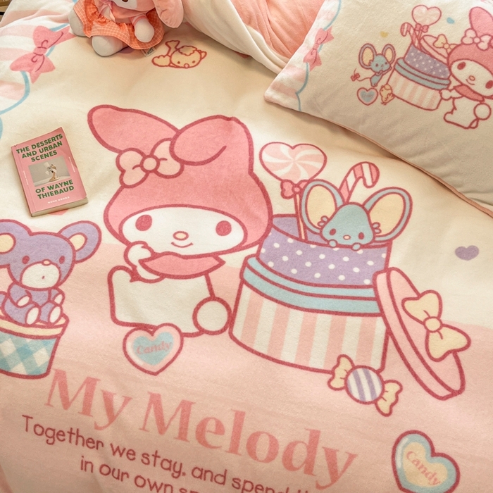 91家纺网 家纺一手货源 找家纺 金爱家 2025新款正版三丽鸥授权大版卡通平网数码印花加厚高克重牛奶绒系列四件套-第二批 绒R礼物美乐蒂