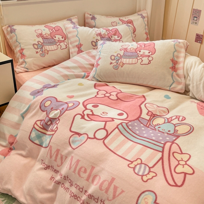 91家纺网 家纺一手货源 找家纺 金爱家 2025新款正版三丽鸥授权大版卡通平网数码印花加厚高克重牛奶绒系列四件套-第二批 绒R礼物美乐蒂