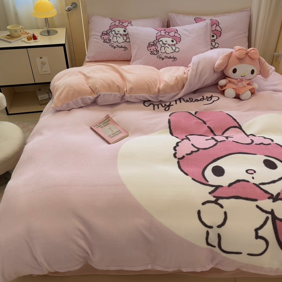 91家纺网 家纺一手货源 找家纺 金爱家 2025新款正版三丽鸥授权大版卡通平网数码印花加厚高克重牛奶绒系列四件套-第二批 绒R草莓美乐蒂