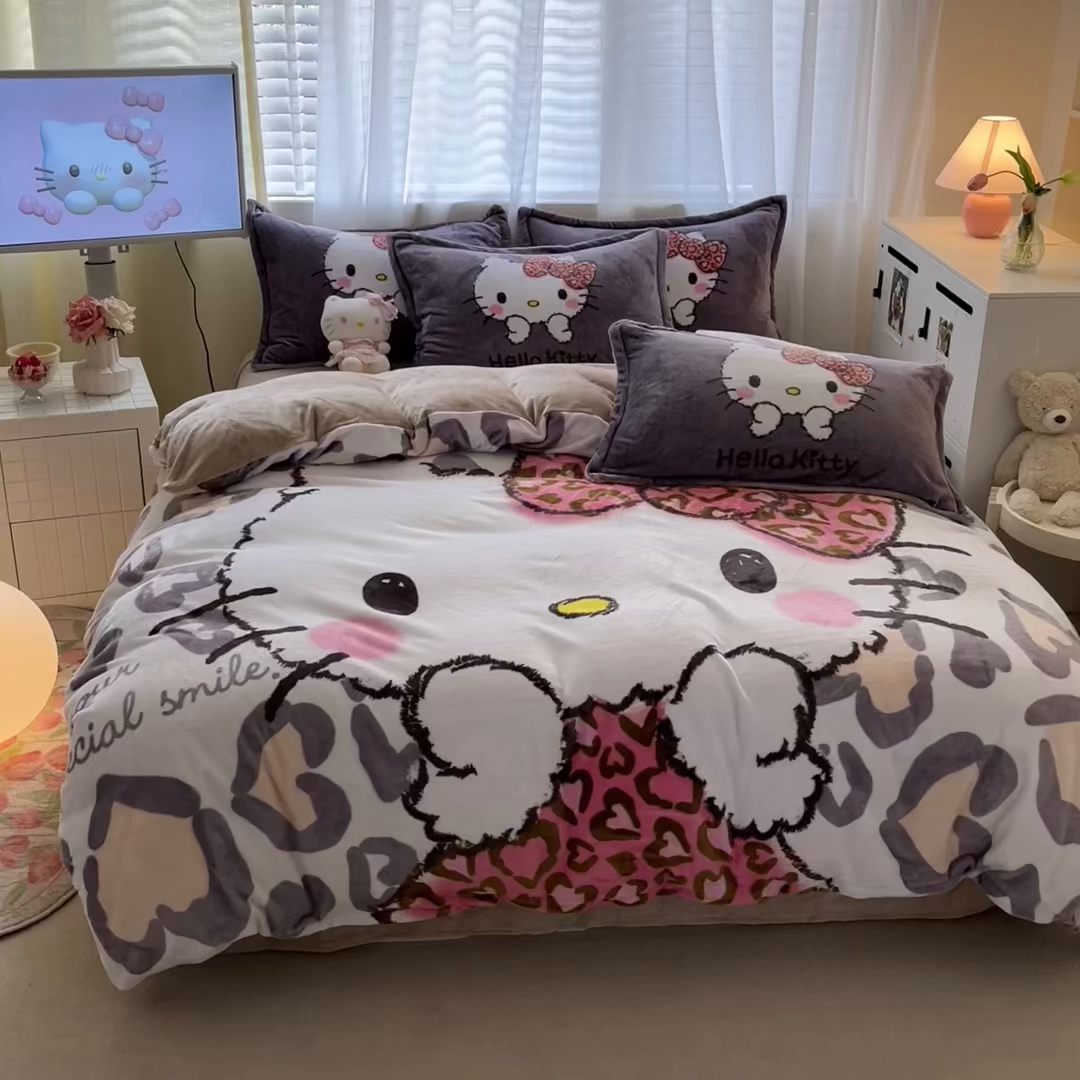 91家纺网 家纺一手货源 找家纺 金爱家 2025新款正版三丽鸥授权大版卡通平网数码印花加厚高克重牛奶绒系列四件套-第二批 咖啡豹纹kt