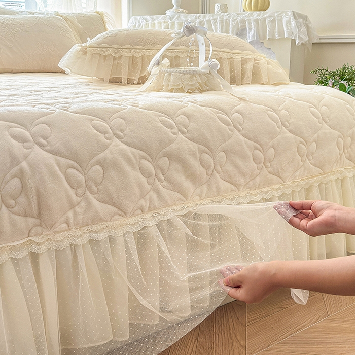 91家纺网 家纺一手货源 找家纺 虹星家纺 2025新款法式雕花牛奶绒花边单床盖-星光碟影 星光蝶影-浅米白