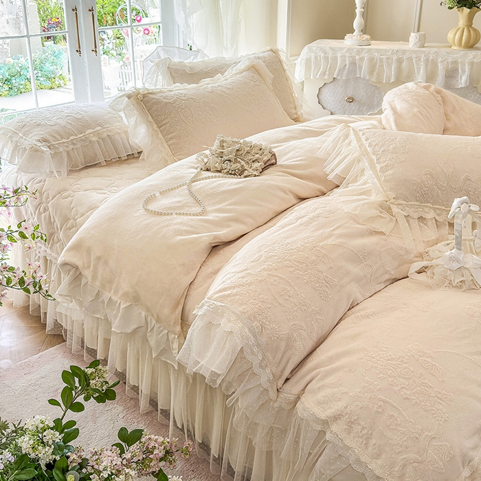 91家纺网 家纺一手货源 找家纺 虹星家纺 2025新款法式雕花牛奶绒花边单床盖-星光碟影 星光蝶影-浅米白