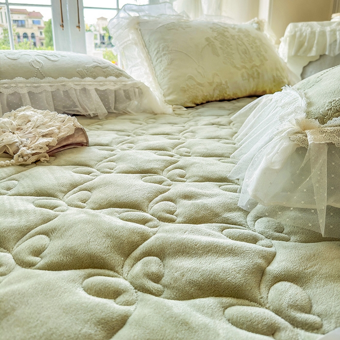 91家纺网 家纺一手货源 找家纺 虹星家纺 2025新款法式雕花牛奶绒花边单床盖-星光碟影 星光蝶影-青石绿