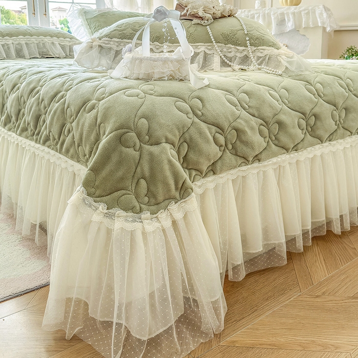 91家纺网 家纺一手货源 找家纺 虹星家纺 2025新款法式雕花牛奶绒花边单床盖-星光碟影 星光蝶影-青石绿