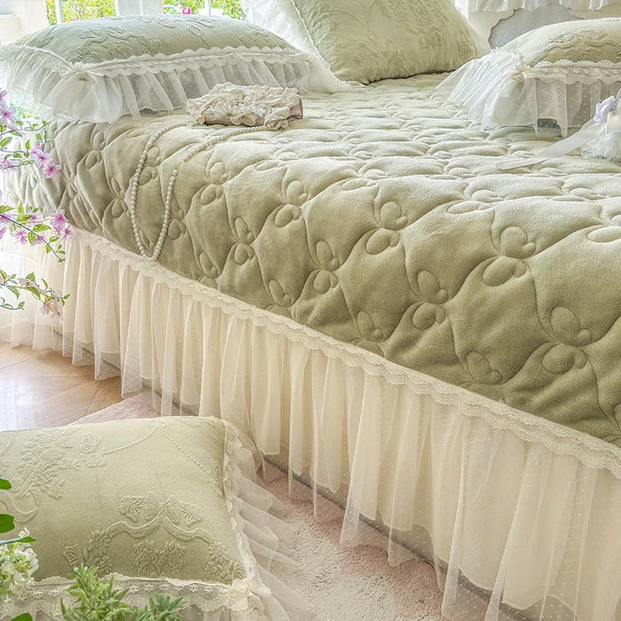 91家纺网 家纺一手货源 找家纺 虹星家纺 2025新款法式雕花牛奶绒花边单床盖-星光碟影 星光蝶影-青石绿