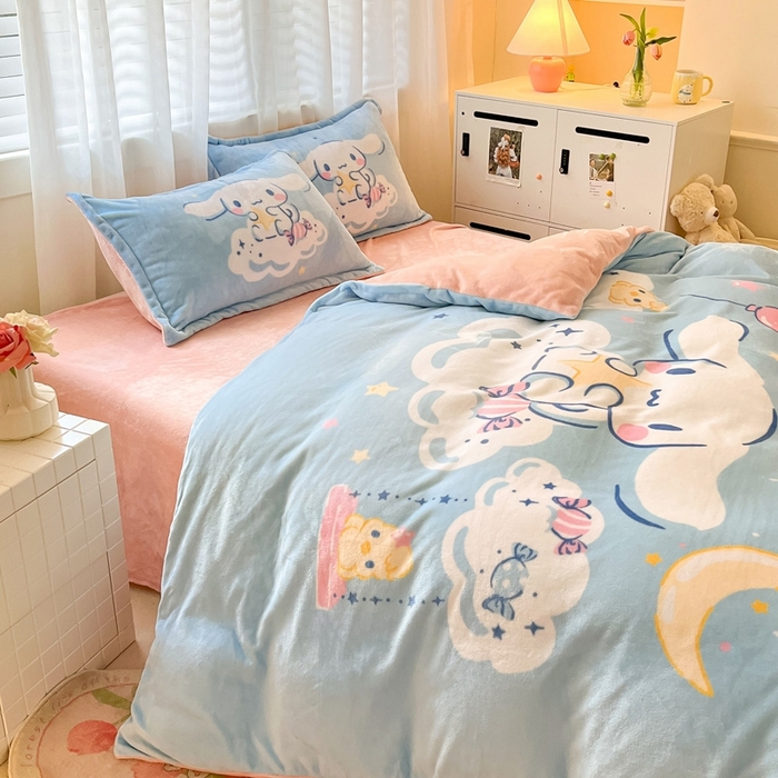 91家纺网 家纺一手货源 找家纺 金爱家 2025新款正版三丽鸥授权大版卡通平网数码印花加厚高克重牛奶绒系列四件套-第二批 云朵玉桂狗