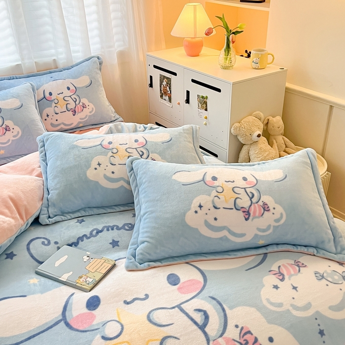 91家纺网 家纺一手货源 找家纺 金爱家 2025新款正版三丽鸥授权大版卡通平网数码印花加厚高克重牛奶绒系列四件套-第二批 云朵玉桂狗