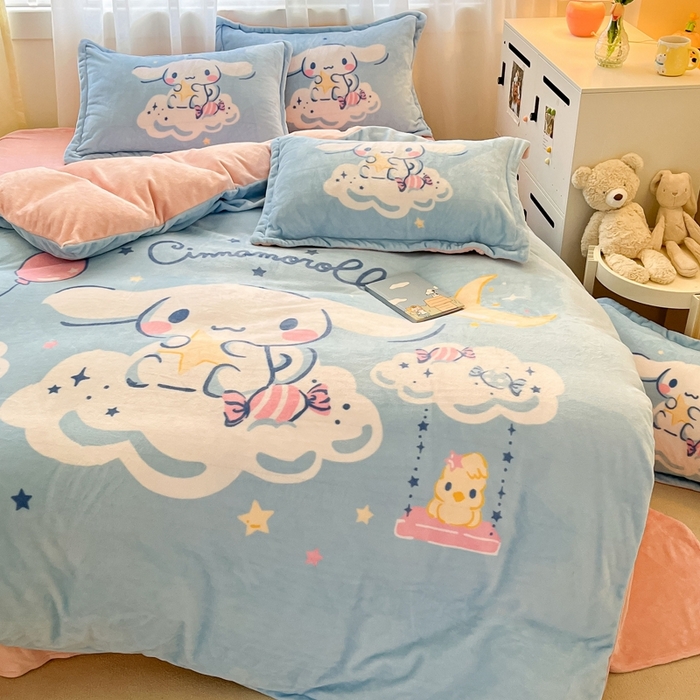 91家纺网 家纺一手货源 找家纺 金爱家 2025新款正版三丽鸥授权大版卡通平网数码印花加厚高克重牛奶绒系列四件套-第二批 云朵玉桂狗