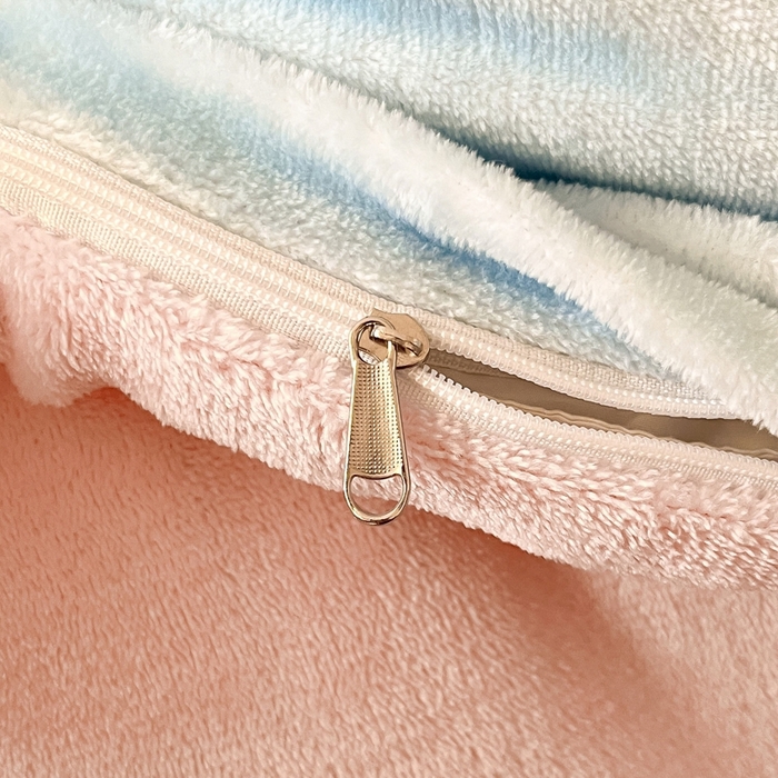 91家纺网 家纺一手货源 找家纺 金爱家 2025新款正版三丽鸥授权大版卡通平网数码印花加厚高克重牛奶绒系列四件套-第二批 云朵玉桂狗