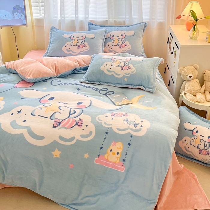 91家纺网 家纺一手货源 找家纺 金爱家 2025新款正版三丽鸥授权大版卡通平网数码印花加厚高克重牛奶绒系列四件套-第二批 云朵玉桂狗