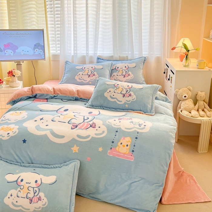 91家纺网 家纺一手货源 找家纺 金爱家 2025新款正版三丽鸥授权大版卡通平网数码印花加厚高克重牛奶绒系列四件套-第二批 云朵玉桂狗