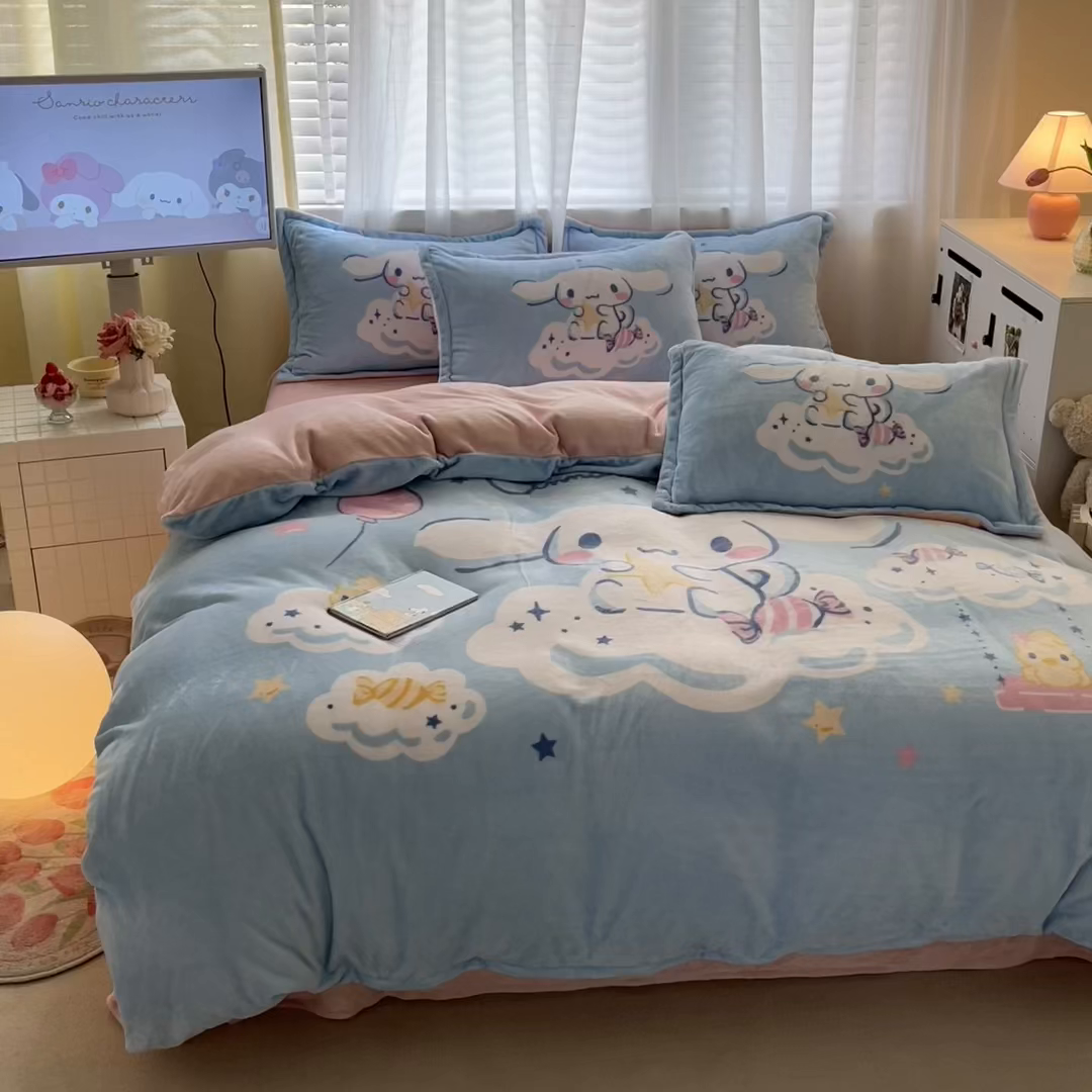 91家纺网 家纺一手货源 找家纺 金爱家 2025新款正版三丽鸥授权大版卡通平网数码印花加厚高克重牛奶绒系列四件套-第二批 云朵玉桂狗