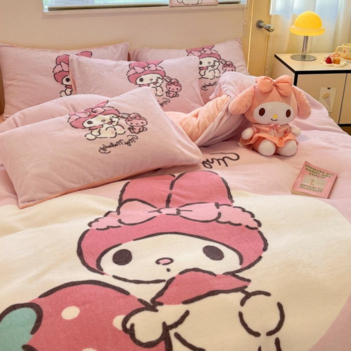 91家纺网 家纺一手货源 找家纺 金爱家 2025新款正版三丽鸥授权大版卡通平网数码印花加厚高克重牛奶绒系列四件套-第二批 绒R草莓美乐蒂