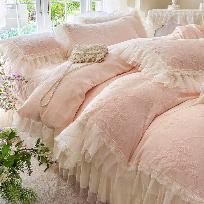 91家纺网 家纺一手货源 找家纺 虹星家纺 2025新款法式雕花牛奶绒花边单床盖-星光碟影 星光蝶影-樱花粉