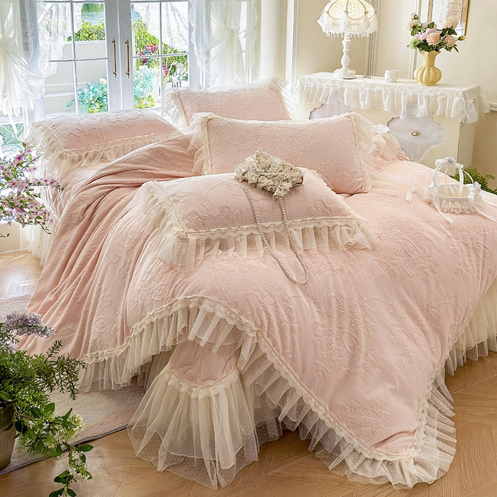 91家纺网 家纺一手货源 找家纺 虹星家纺 2025新款法式雕花牛奶绒花边单床盖-星光碟影 星光蝶影-樱花粉