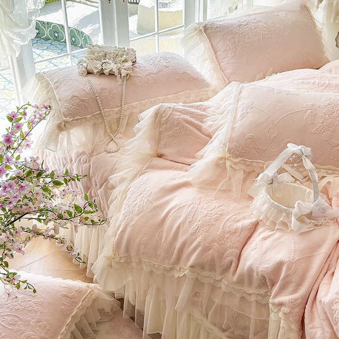 91家纺网 家纺一手货源 找家纺 虹星家纺 2025新款法式雕花牛奶绒花边单床盖-星光碟影 星光蝶影-樱花粉