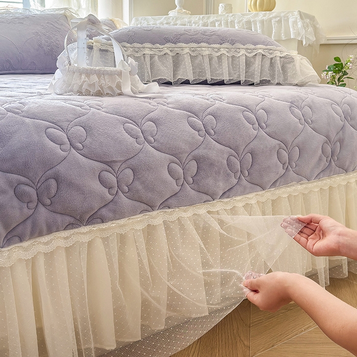 91家纺网 家纺一手货源 找家纺 虹星家纺 2025新款法式雕花牛奶绒花边单床盖-星光碟影 星光蝶影-紫雾色