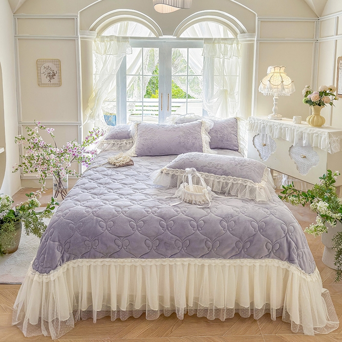 91家纺网 家纺一手货源 找家纺 虹星家纺 2025新款法式雕花牛奶绒花边单床盖-星光碟影 星光蝶影-紫雾色