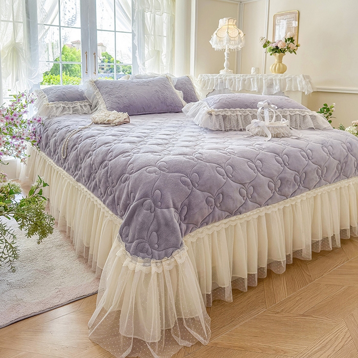 91家纺网 家纺一手货源 找家纺 虹星家纺 2025新款法式雕花牛奶绒花边单床盖-星光碟影 星光蝶影-紫雾色