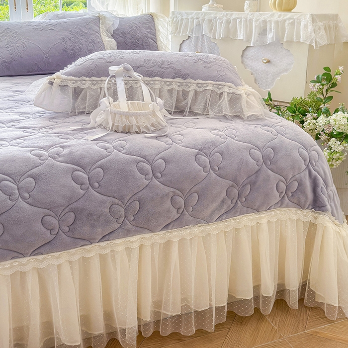 91家纺网 家纺一手货源 找家纺 虹星家纺 2025新款法式雕花牛奶绒花边单床盖-星光碟影 星光蝶影-紫雾色