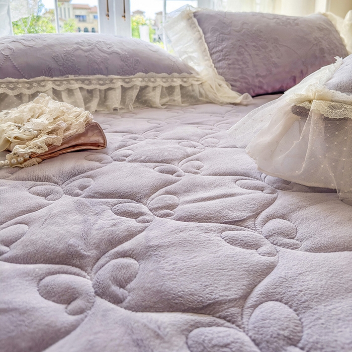 91家纺网 家纺一手货源 找家纺 虹星家纺 2025新款法式雕花牛奶绒花边单床盖-星光碟影 星光蝶影-紫雾色