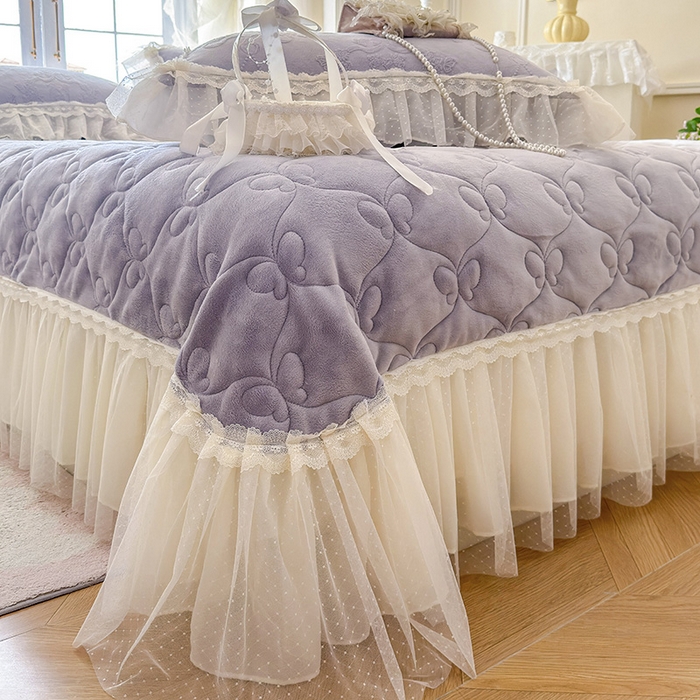 91家纺网 家纺一手货源 找家纺 虹星家纺 2025新款法式雕花牛奶绒花边单床盖-星光碟影 星光蝶影-紫雾色