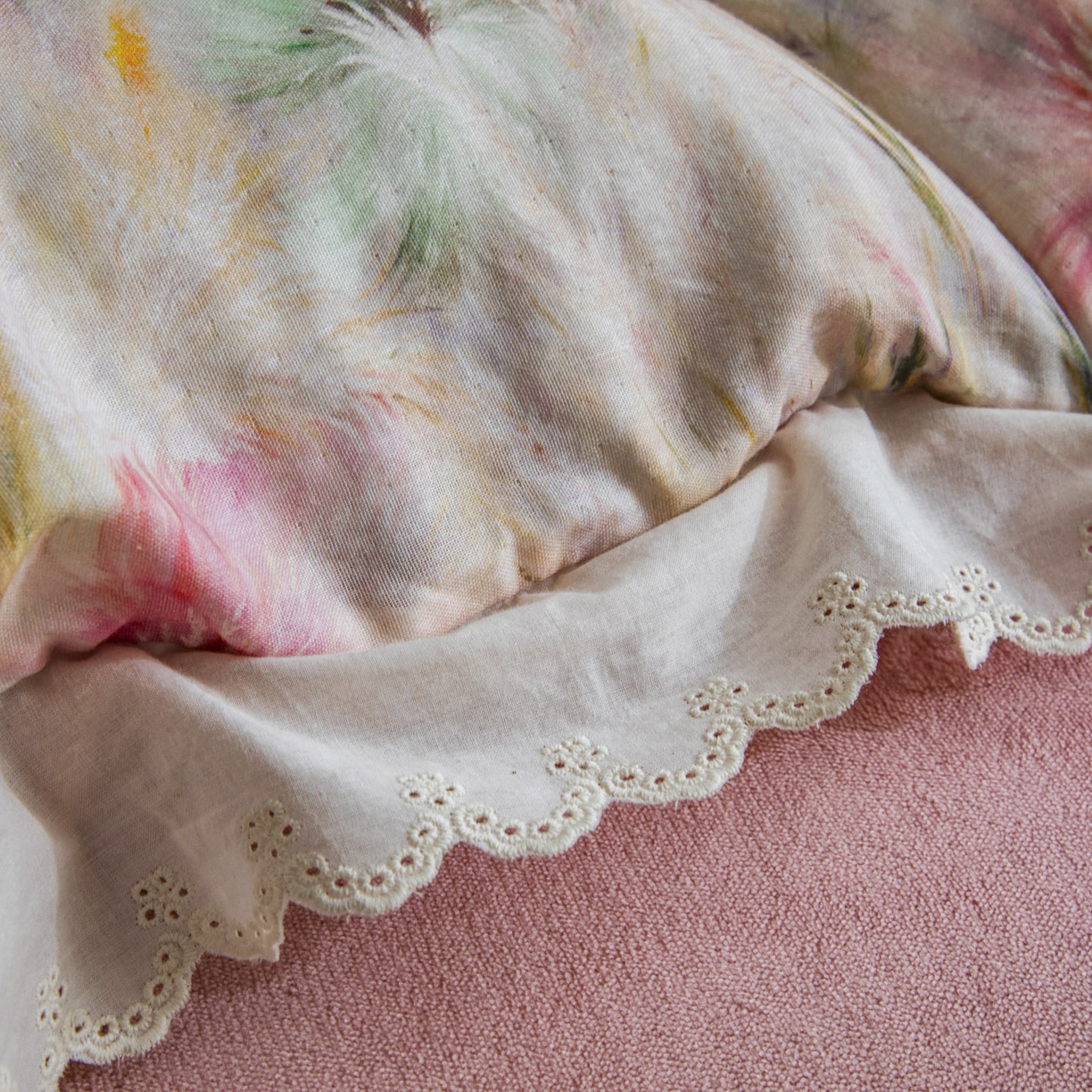 91家纺网 家纺一手货源 找家纺 大境 2025秋冬新款A类全棉双层纱棉加牛奶绒四件套韩版公主风 瑞芙丽