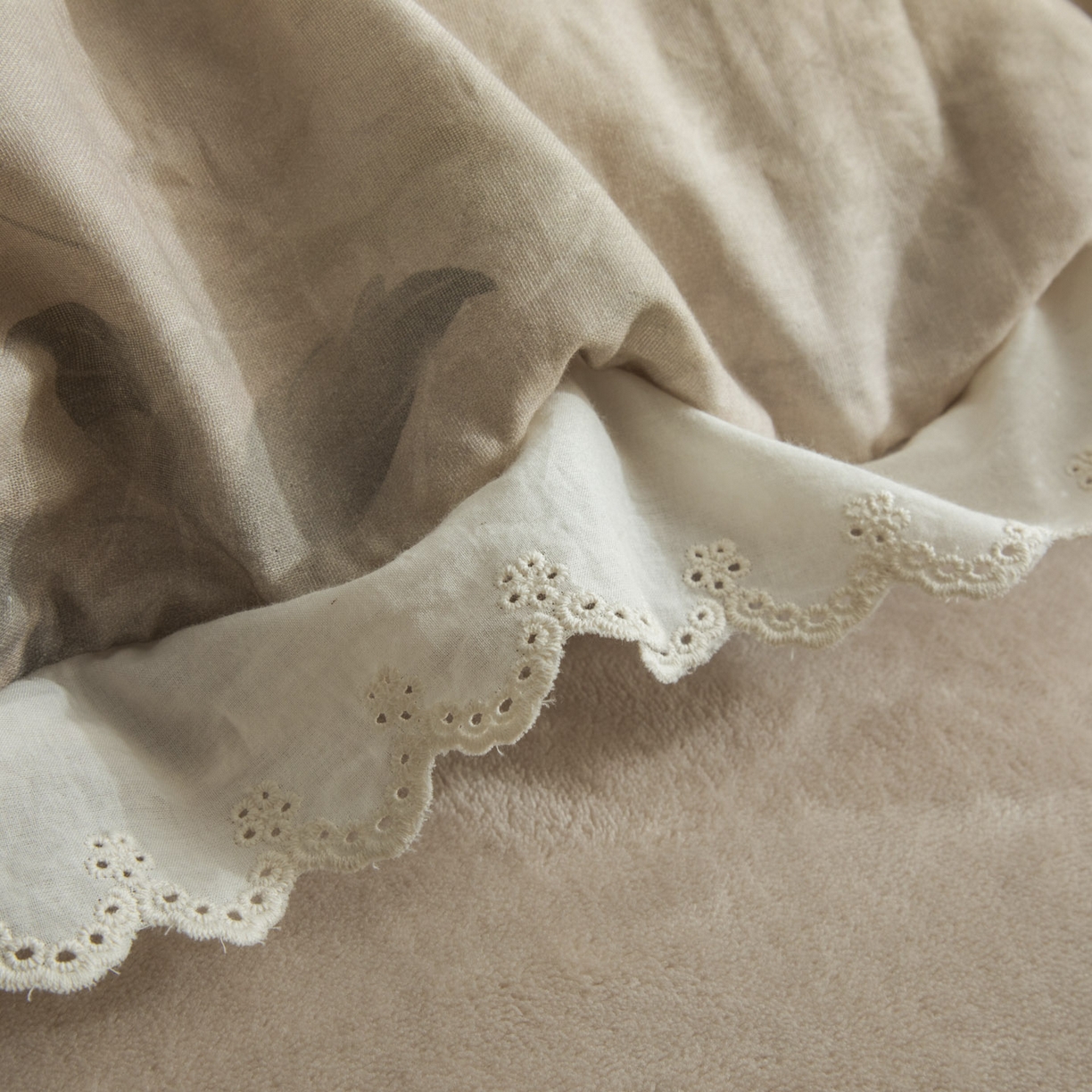 91家纺网 家纺一手货源 找家纺 大境 2025秋冬新款A类全棉双层纱棉加牛奶绒四件套韩版公主风 可颂