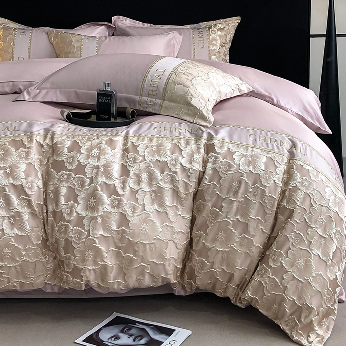 91家纺网 家纺一手货源 找家纺 悦织湾家纺 2025新款水洗冰丝浮雕刺绣四件套-浮雕梅影轻奢时尚三4件套 浮雕梅影-玫粉