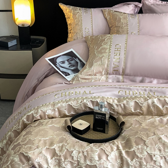 91家纺网 家纺一手货源 找家纺 悦织湾家纺 2025新款水洗冰丝浮雕刺绣四件套-浮雕梅影轻奢时尚三4件套 浮雕梅影-玫粉