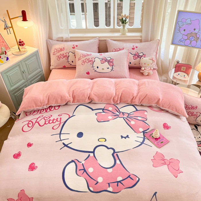 91家纺网 家纺一手货源 找家纺 金爱家 2025新款正版三丽鸥授权大版卡通平网数码印花加厚高克重牛奶绒系列四件套-第一批 绒大版-R爱心蝴蝶kitty