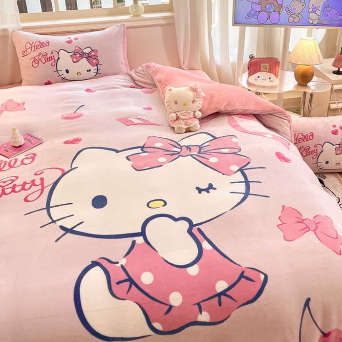 91家纺网 家纺一手货源 找家纺 金爱家 2025新款正版三丽鸥授权大版卡通平网数码印花加厚高克重牛奶绒系列四件套-第一批 绒大版-R爱心蝴蝶kitty
