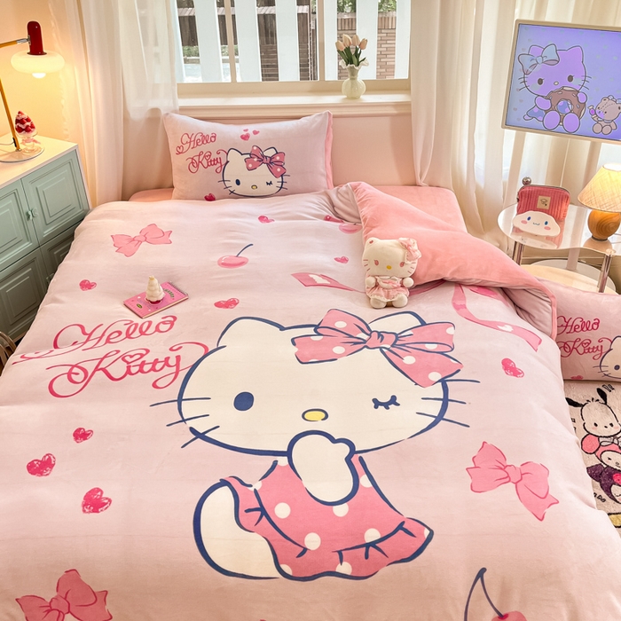 91家纺网 家纺一手货源 找家纺 金爱家 2025新款正版三丽鸥授权大版卡通平网数码印花加厚高克重牛奶绒系列四件套-第一批 绒大版-R爱心蝴蝶kitty