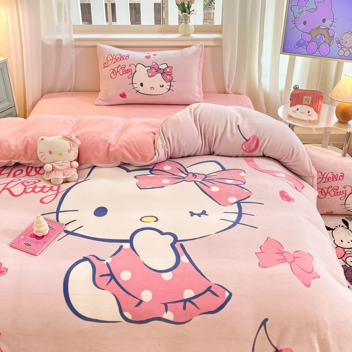 91家纺网 家纺一手货源 找家纺 金爱家 2025新款正版三丽鸥授权大版卡通平网数码印花加厚高克重牛奶绒系列四件套-第一批 绒大版-R爱心蝴蝶kitty