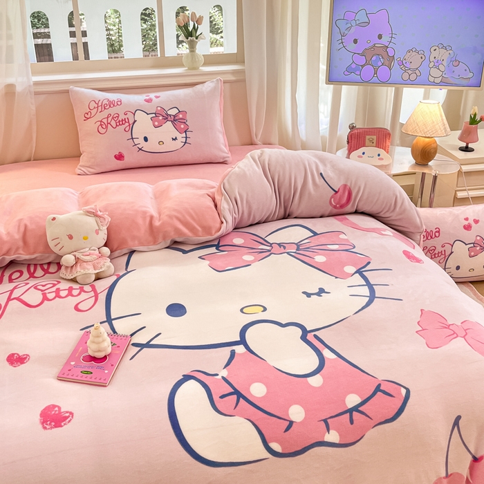 91家纺网 家纺一手货源 找家纺 金爱家 2025新款正版三丽鸥授权大版卡通平网数码印花加厚高克重牛奶绒系列四件套-第一批 绒大版-R爱心蝴蝶kitty