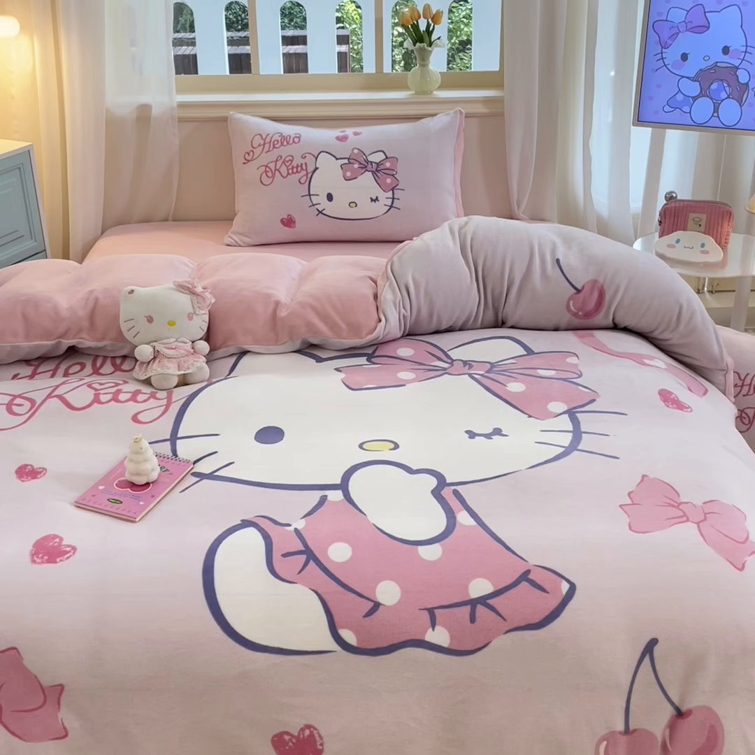 91家纺网 家纺一手货源 找家纺 金爱家 2025新款正版三丽鸥授权大版卡通平网数码印花加厚高克重牛奶绒系列四件套-第一批 绒大版-R爱心蝴蝶kitty