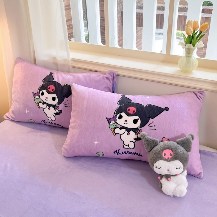 91家纺网 家纺一手货源 找家纺 金爱家 2025新款正版三丽鸥授权大版卡通平网数码印花加厚高克重牛奶绒系列四件套-第一批 绒大版-R冰淇淋甜心库洛米