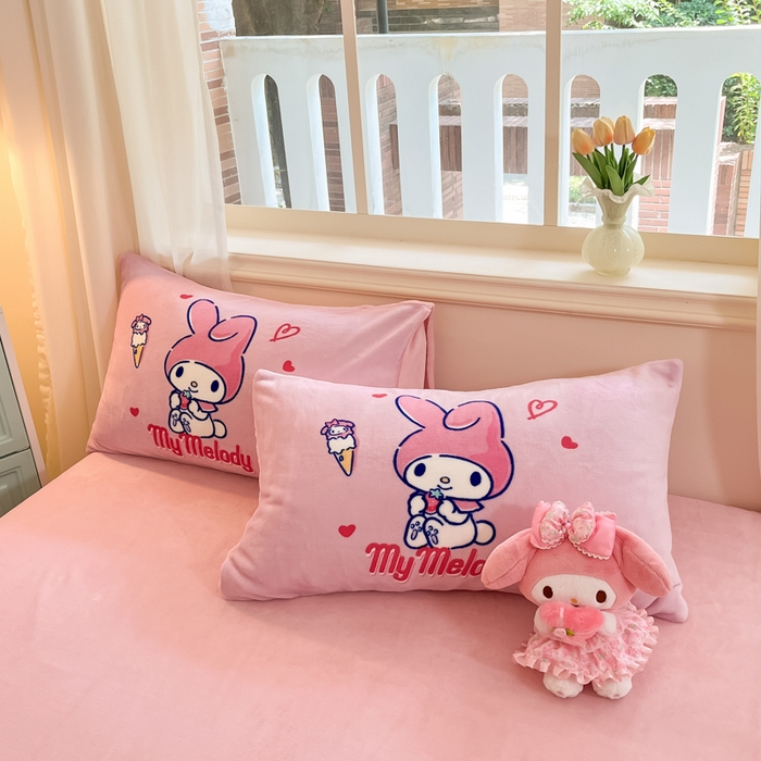 91家纺网 家纺一手货源 找家纺 金爱家 2025新款正版三丽鸥授权大版卡通平网数码印花加厚高克重牛奶绒系列四件套-第一批 绒大版-R草莓冰淇淋美乐蒂