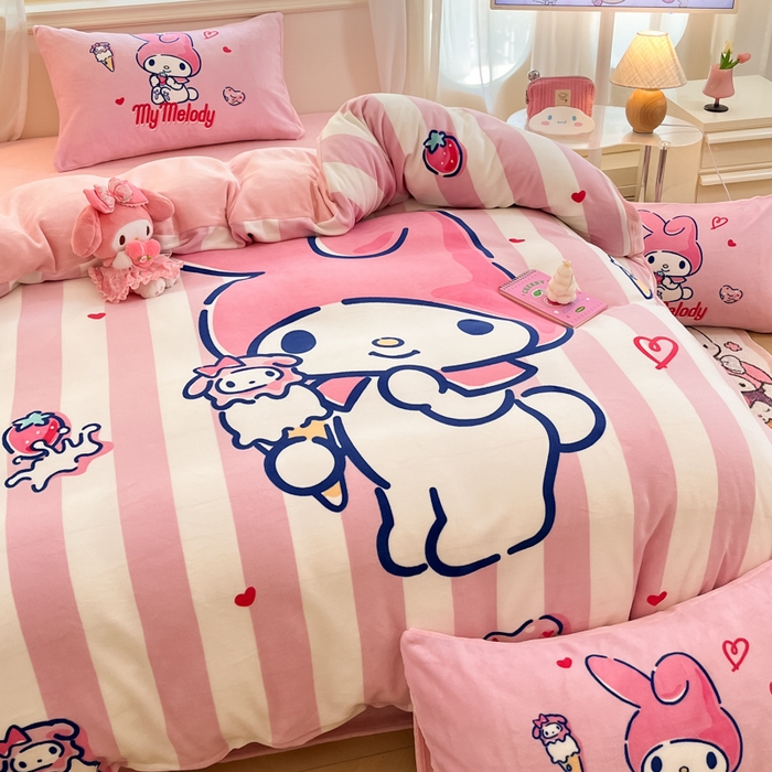 91家纺网 家纺一手货源 找家纺 金爱家 2025新款正版三丽鸥授权大版卡通平网数码印花加厚高克重牛奶绒系列四件套-第一批 绒大版-R草莓冰淇淋美乐蒂