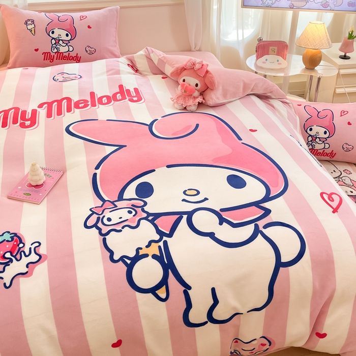 91家纺网 家纺一手货源 找家纺 金爱家 2025新款正版三丽鸥授权大版卡通平网数码印花加厚高克重牛奶绒系列四件套-第一批 绒大版-R草莓冰淇淋美乐蒂