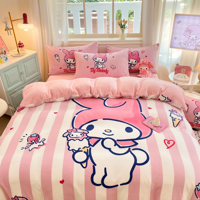 91家纺网 家纺一手货源 找家纺 金爱家 2025新款正版三丽鸥授权大版卡通平网数码印花加厚高克重牛奶绒系列四件套-第一批 绒大版-R草莓冰淇淋美乐蒂