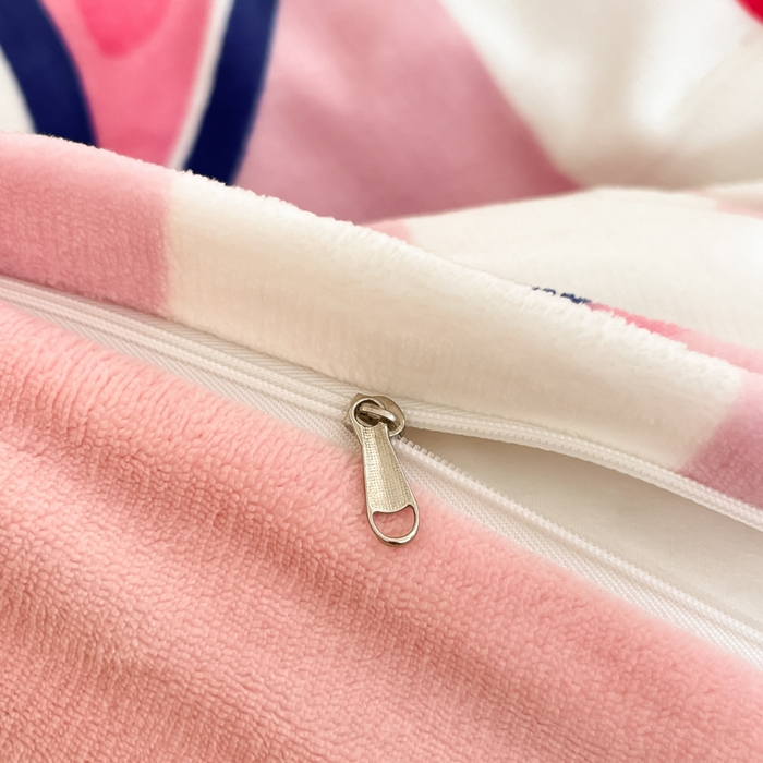 91家纺网 家纺一手货源 找家纺 金爱家 2025新款正版三丽鸥授权大版卡通平网数码印花加厚高克重牛奶绒系列四件套-第一批 绒大版-R草莓冰淇淋美乐蒂