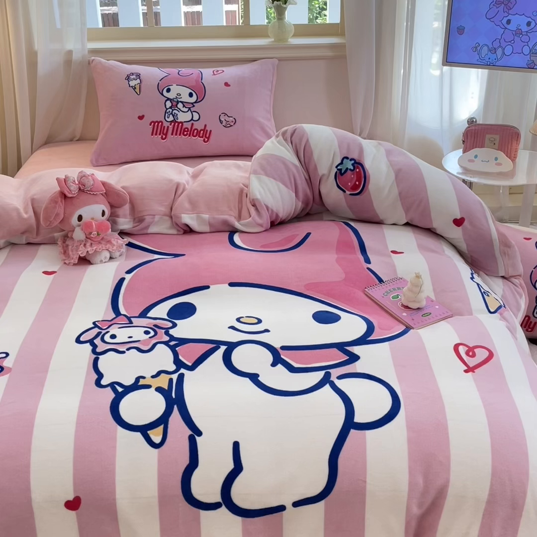 91家纺网 家纺一手货源 找家纺 金爱家 2025新款正版三丽鸥授权大版卡通平网数码印花加厚高克重牛奶绒系列四件套-第一批 绒大版-R草莓冰淇淋美乐蒂