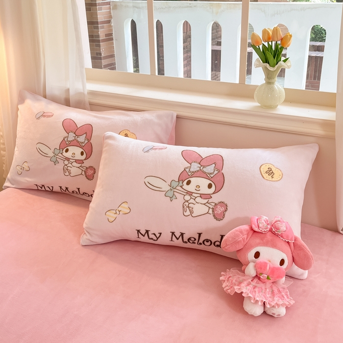 91家纺网 家纺一手货源 找家纺 金爱家 2025新款正版三丽鸥授权大版卡通平网数码印花加厚高克重牛奶绒系列四件套-第一批 绒大版-R草莓蛋糕美乐蒂