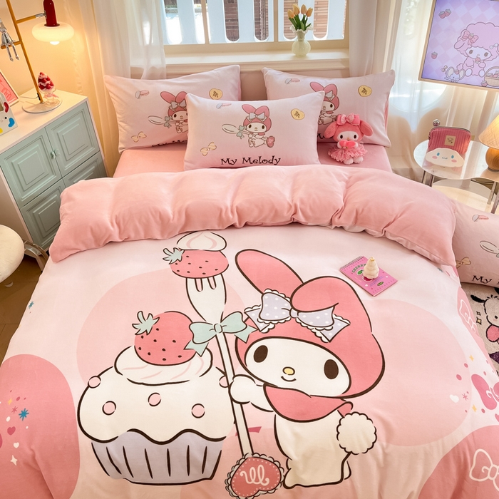 91家纺网 家纺一手货源 找家纺 金爱家 2025新款正版三丽鸥授权大版卡通平网数码印花加厚高克重牛奶绒系列四件套-第一批 绒大版-R草莓蛋糕美乐蒂