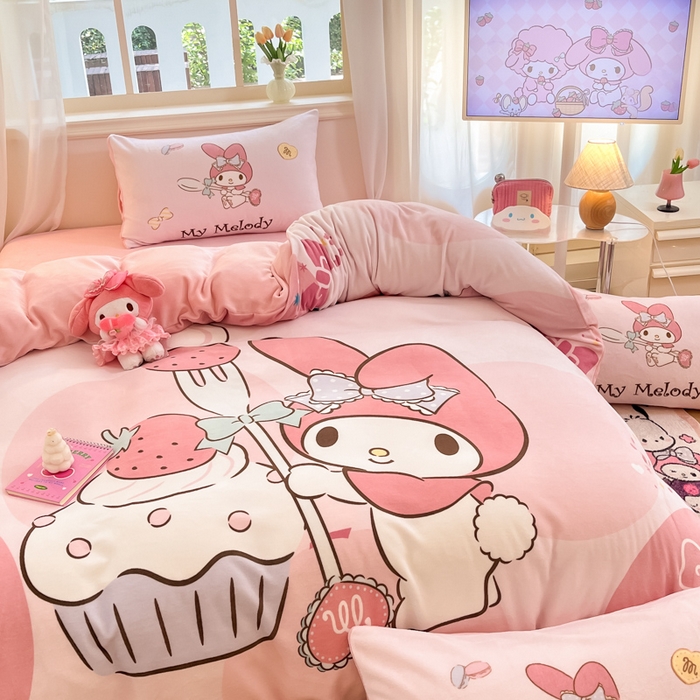 91家纺网 家纺一手货源 找家纺 金爱家 2025新款正版三丽鸥授权大版卡通平网数码印花加厚高克重牛奶绒系列四件套-第一批 绒大版-R草莓蛋糕美乐蒂