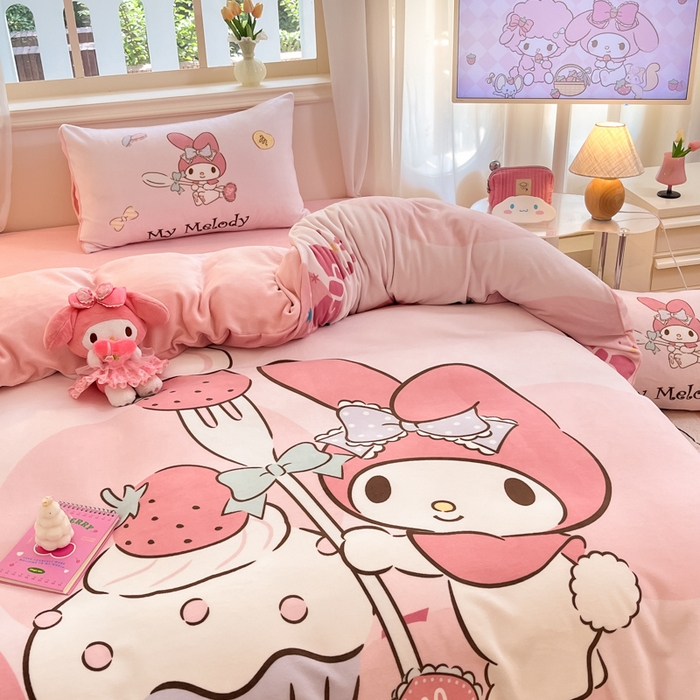 91家纺网 家纺一手货源 找家纺 金爱家 2025新款正版三丽鸥授权大版卡通平网数码印花加厚高克重牛奶绒系列四件套-第一批 绒大版-R草莓蛋糕美乐蒂