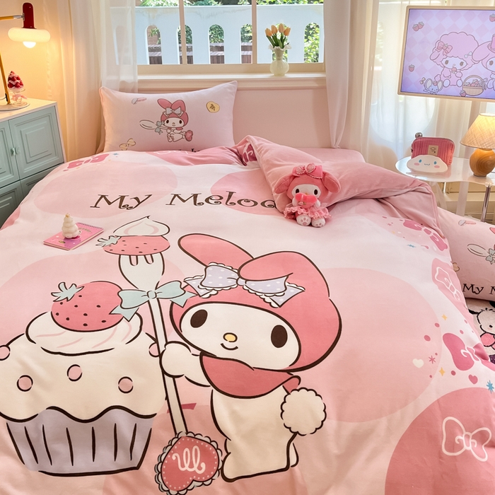 91家纺网 家纺一手货源 找家纺 金爱家 2025新款正版三丽鸥授权大版卡通平网数码印花加厚高克重牛奶绒系列四件套-第一批 绒大版-R草莓蛋糕美乐蒂